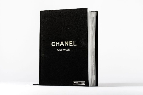 Buchcover und Innenansicht für das Buch: Chanel Catwalk Complete