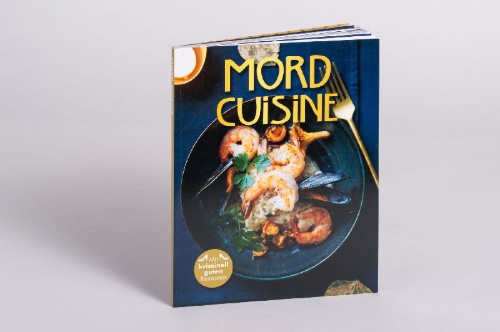 Buchcover und Innenansicht für das Buch: Mord Couture. Krimi-Rollenspiel und Kochbuch. Das perfekte Krimi-Event für Zuhause. Für 6 Spieler ab 12 Jahren