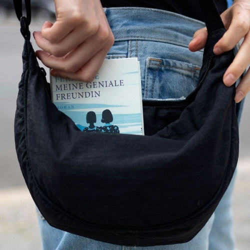 Buchcover und Innenansicht für das Buch: L'amica geniale